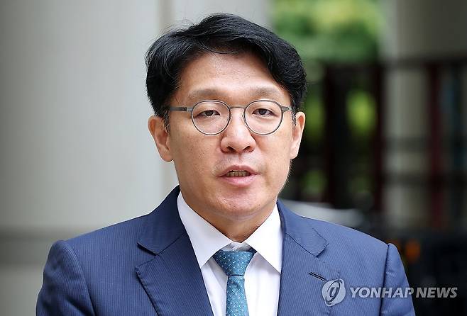 취재진 질문에 답하는 김상민 전 검사 (서울=연합뉴스) 이진욱 기자 = 김건희 여사에게 고가의 그림을 건네고 공천을 청탁했다는 의혹을 받는 김상민 전 부장검사가 17일 서울 서초구 서울중앙지법에서 열린 구속 전 피의자 심문(영장실질심사)에 출석하면서 취재진 질문에 답하고 있다. 2025.9.17 [공동취재] cityboy@yna.co.kr