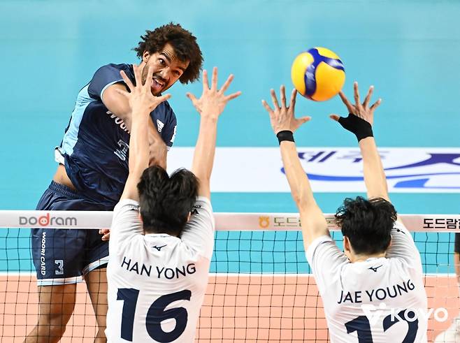 우리카드의 주포로 활약할 때의 아히(맨 왼쪽) [한국배구연맹 제공. 재판매 및 DB 금지]