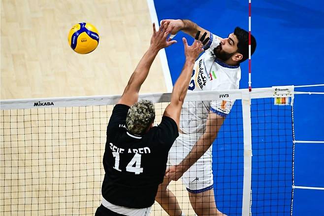공격하는 이란의 알리(뒤쪽 흰색 유니폼 선수) [FIVB 홈피 캡처. 재판매 및 DB 금지]