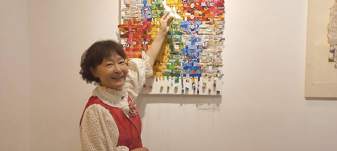 하진희 대한민국 종이접기 명인  (서울=연합뉴스) 박현수 기자 = 17일 오후 서울 종로구 인사동 경인미술관에서 개막한 K-종이접기 그룹전에서 하진희 명인이 환경 메시지를 담은 작품 '조각의 합창'에 대해 설명하고 있다. 2025. 9. 17. phyeonsoo@yna.co.kr