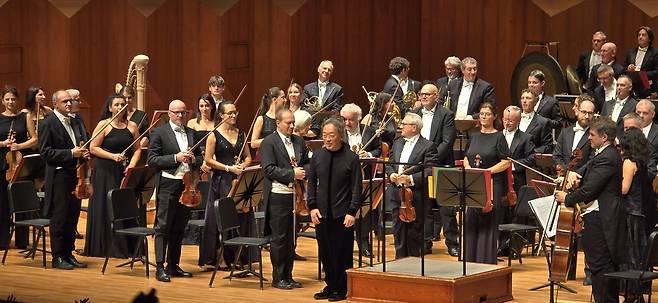 공연을 마치고 관객에게 인사하는 정명훈과 라 스칼라 단원들 (서울=연합뉴스) 정명훈과 라 스칼라 필하모닉 단원들이 17일 서울 예술의전당 공연을 마친 뒤 관객들에게 인사하고 있다. 2025.09.17 hyun@yna.co.kr