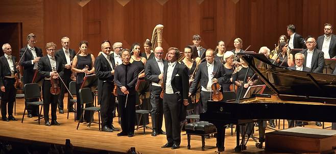 니콜라이 루간스키 (서울=연합뉴스) 러시아 피아니스트 니콜라이 루간스키가 17일 서울 예술의전당 공연을 마친 뒤 관객들에게 인사하고 있다. 2025.09.17 hyun@yna.co.kr