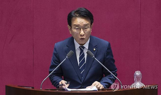 대정부 질문하는 더불어민주당 권칠승 의원 (서울=연합뉴스) 황광모 기자 = 더불어민주당 권칠승 의원이 17일 국회 본회의에서 경제에 관한 대정부 질문을 하고 있다. 2025.9.17 hkmpooh@yna.co.kr