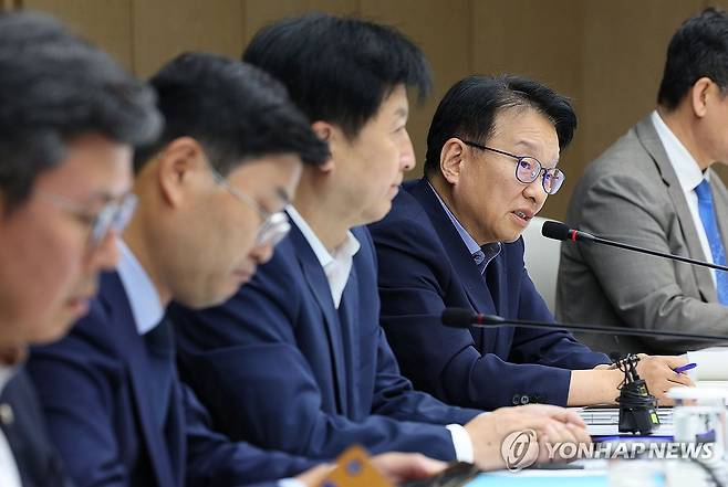 발언하는 권칠승 TF 단장 (서울=연합뉴스) 한종찬 기자 = 9일 서울 중구 대한상공회의소에서 열린 더불어민주당 코스피5000특위·경제형벌민사책임합리화TF - 경제8단체 간담회에서 권칠승 TF 단장이 발언하고 있다. 2025.9.9 saba@yna.co.kr