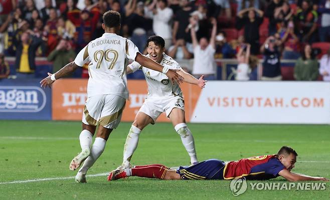 해트트릭 완성 직후 부앙가와 기쁨을 나누는 손흥민 [Imagn Images=연합뉴스]