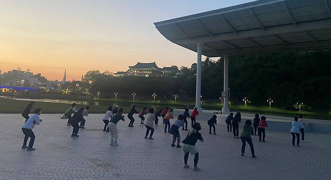 경남 밀양시 영남루 달빛요가 [경남 밀양시 제공. 재판매 및 DB 금지]