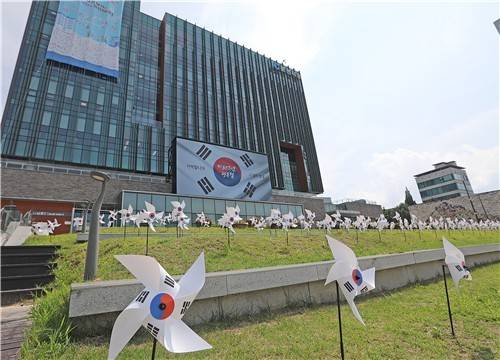 춘천시청 앞 광장 태극기 바람개비 [춘천시 제공.재판매 및 DB 금지]