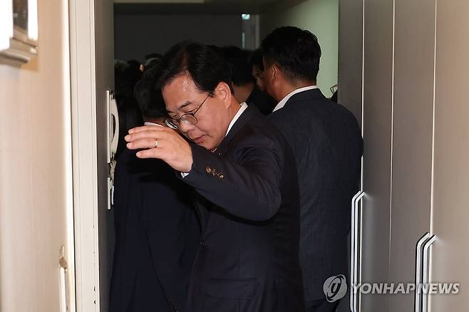 당원명부 DB 업체 압수수색 대응하는 국힘 의원들 (서울=연합뉴스) 김주성 기자 = 국민의힘 송언석 원내대표를 비롯한 의원들이 18일 서울 여의도의 국민의힘 당원명부 DB 관리업체에서 특검팀의 압수수색에 대응하고 있다. 
    김건희 여사의 의혹들을 수사하는 민중기 특별검사팀은 '통일교 집단 입당' 의혹과 관련해 국민의힘 당원명부를 확보하기 위해 여의도 당사와 당원명부 DB 관리업체 대해 압수수색을 시도 중이다. 2025.9.18 utzza@yna.co.kr