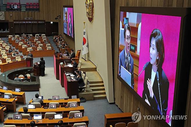 대정부질문 발언하는 김민석 총리 (서울=연합뉴스) 류영석 기자 = 김민석 국무총리가 18일 교육·사회·문화 분야 대정부질문이 열린 국회 본회의장에서 국민의힘 나경원 의원의 질문에 답하고 있다. 2025.9.18 ondol@yna.co.kr
