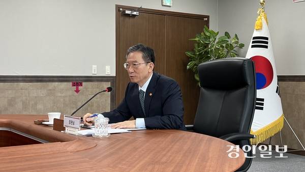 정성호 법무부장관이 19일 오전 양주출입국외국인사무소 3층 대회의실에서 직원들과 이야기를 나누고 있다. 2025.9.19 /조수현기자 joeloach@kyeongin.com