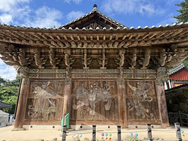 보광사 대웅보전 측면의 판벽화. 사진=김지영