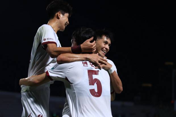 광주FC가 뜨거운 화력과 자신감을 앞세워 FC서울을 상대로 승점 사냥에 나선다. 지난 14일 수원FC와의 원정경기에서 골을 기록한 변준수(가운데)가 박인혁(왼쪽)과 헤이스와 기뻐하고 있다.    <광주FC 제공>