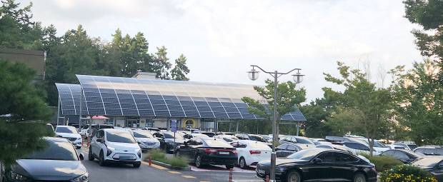 나주시청을 찾은 민원인들이 주차장 부족으로 불편을 호소하고 있다. 평일 오전 민원업무 집중시간에는 550여 면의 주차장이 가득차 주차를 할 수 없다.