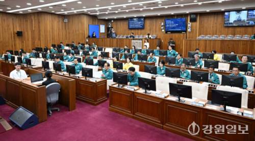 ◇강원특별자치도의회(의장:김시성)는 18일 본회의장에서 제340회 임시회 제2차 본회의를 열고 각 위원회에서 심사·제안된 안건을 심의·의결하는 등 열흘 간의 의사일정을 마치고 폐회했다. 신세희기자