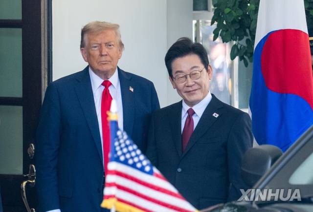 제1차 한미정상회담 때의 도널드 트럼프 대통령(왼쪽)과 이재명 대통령. 연합뉴스