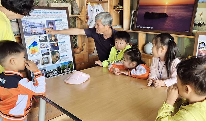 고 이덕영 선장 동생 덕준씨가 발해 1300호에 대해 어린이들에게 설명하고 있다./저동초등학교 제공