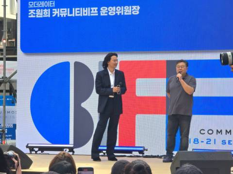 배우 김남길이 19일 오후 12시 40분 비프광장에서 열린 ‘무뢰한’ 야외무대인사에 참석해 인사하고 있다. 남유정 기자