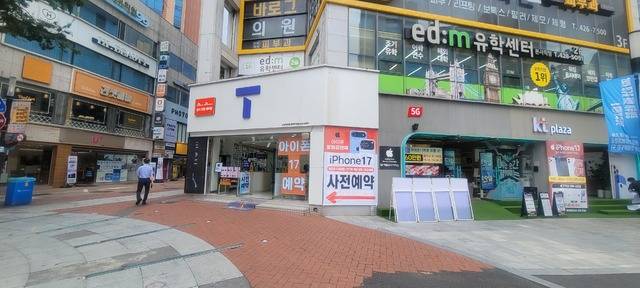 지난 4월 대규모 해킹으로 유심(USIM) 교체사태를 빚은 SK텔레콤에 이어, KT와 LG유플러스 등 국내 이동통신사를 중심으로 해킹 공포가 확산되고 있다. 권영진 기자