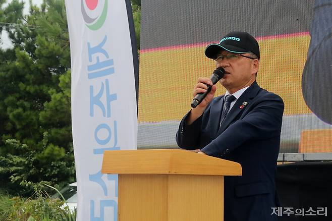 제3회 제주국제슈퍼컵카이트보딩대회(박성제 조직위원장)가 19일 제주시 구좌읍 종달리 해안에서 세계 15개국 선수단이 참석한 가운데 개막했다. 17일 공식 경기가 시작된 이번 대회는 19일 개회식 이후에도 21일까지 총 5일간 열리고 있다. 이상봉 제주특별자치도의회 의장이 개회식에서 축사를 하고 있다. ⓒ제주의소리 ⓒ제주의소리