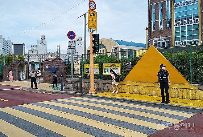 19일 오전 8시께 광주 북구 용봉동 용주초등학교. 광주 북부경찰서 경찰이 등교하는 학생들의 안전을 살피고 있다.