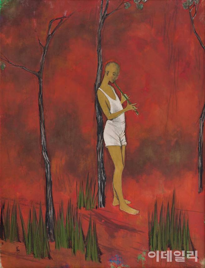 박노수의 ‘소년’(1968). 비쩍 마른 나무에 기대어 서서 피리를 불고 있는 소년의 모습을 담아냈다. 눈을 지그시 감고 긴 손가락을 움직이는 섬세한 묘사가 현실감을 높이지만 소년을 둘러싼 공간은 초현실적이다. 붉은색으로 배경을 채우고 짙은 녹색의 풀들을 배치해 강렬한 색채 대비를 의도했다. 종이에 색, 144.5×108㎝. 국립현대미술관(이건희컬렉션) 소장.