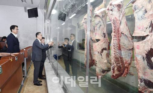 농협 축산물 공판장을 둘러보는 이형일 기재부 1차관(사진=기재부)