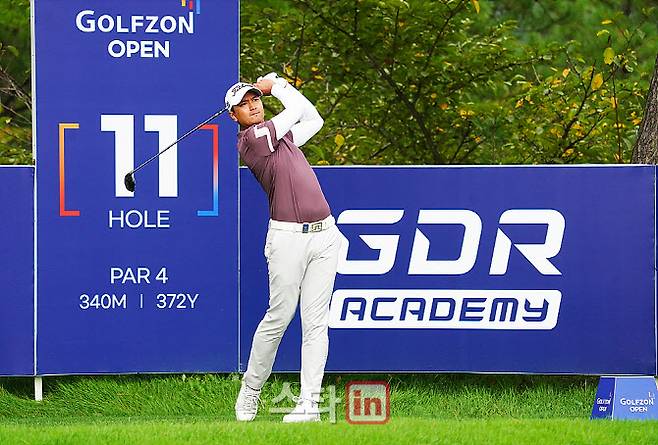 사돔 깨우깐자나가 11번홀에서 티샷을 한 뒤 날아가는 공의 방향을 확인하고 있다. (사진=이데일리 골프in 김상민 기자)