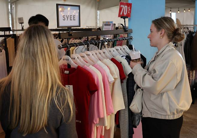 2025 서울패션페스타 열린 19일 오후 서울 중구 동대문디자인플라자(DDP)를 찾은 외국인들이 참여 브랜드의 판매 부스를 둘러보고 있다. (사진=뉴시스)