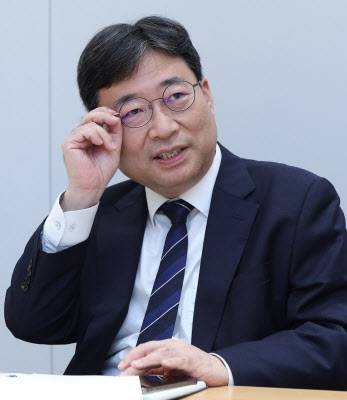 하준경 대통령실 경제성장수석이 18일 서울 용산 대통령실에서 경제 일간지 공동 인터뷰를 하고 있다. (대통령실사진기자단)