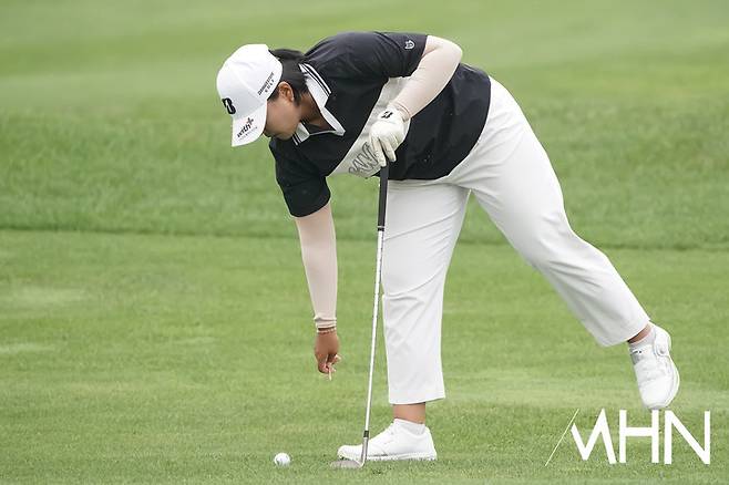 신다인이 19일 열린 KLPGA 투어 하나금융그룹 챔피언십 2라운드에서 볼을 닦은 후 리플레이스 하고 있다.