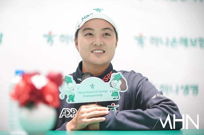 이민지가 19일 열린 하나금융그룹 챔피언십 2라운드를 마친 후 소감을 밝히고 있다.