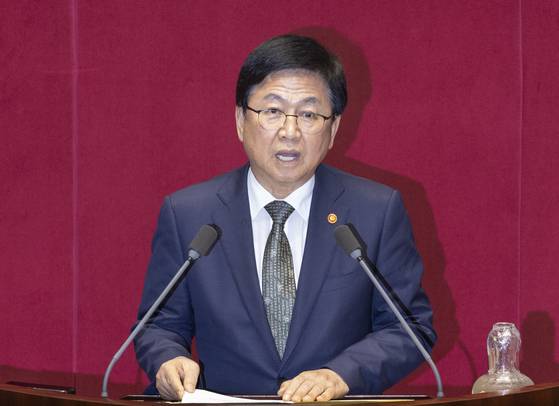 최교진 사회부총리 겸 교육부 장관이 18일 국회 본회의장에서 열린 대정부질문에 출석한 모습. 〈사진=연합뉴스〉