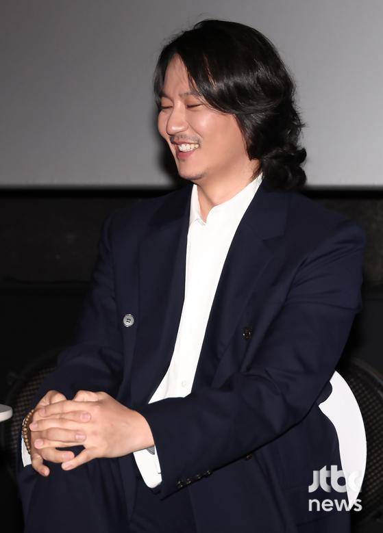 19일 오후 부산 남포동 메가박스 부산극장에서 영화 '무뢰한' 커뮤니티GV 행사가 열렸다. 오승욱 감독, 배우 김남길, 박지선 교수가 모더레이터로 참석했다. 부산=박세완 엔터뉴스팀 기자 park.sewan@jtbc.co.kr