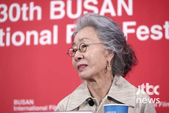 19일 오후 부산 해운대구 영화의전당 기자회견장에서 영화 '결혼 피로연' 기자간담회가 열렸다. 앤드루 안 감독, 배우 윤여정, 배우 한기찬이 참석했다. 부산=박세완 엔터뉴스팀 기자 park.sewan@jtbc.co.kr