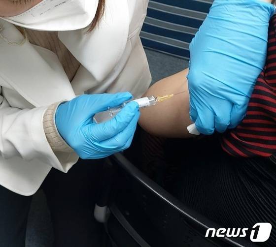 한 의료진이 인유두종바이러스(HPV) 예방접종을 하고 있다./뉴스1