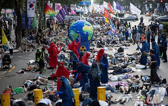 기후정의행진에서 참가자들이 다이인(die-in) 퍼포먼스를 하고 있다. 2024.9.7/뉴스1 ⓒ News1 이재명 기자