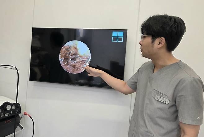 이태현 라퓨클레르 동물피부클리닉 대표원장이 검이경을 통한 귀 질환 검사에 대해 설명하고 있다. ⓒ 뉴스1 한송아 기자