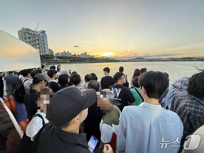 18일 서울 광진구 뚝섬선착장에서 출발한 한강버스에 시민들이 탑승해 풍경을 감상하고 있다. 2025.9.18/뉴스1 ⓒ News1 이비슬 기자