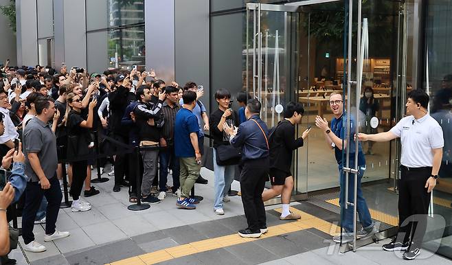19일 오전 서울 중구 명동 애플스토어에서 시민들이 이날 출시된 애플의 스마트폰 '아이폰17' 제품을 구매하기 위해 입장하고 있다. 2025.9.19/뉴스1 ⓒ News1 김진환 기자