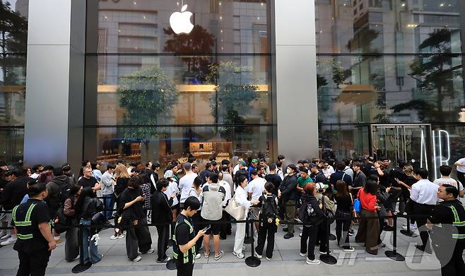 19일 오전 서울 중구 명동 애플스토어에서 시민들이 이날 출시된 애플의 스마트폰 '아이폰17' 제품을 구매하기 위해 줄 서서 기다리고 있다. 2025.9.19/뉴스1 ⓒ News1 김진환 기자