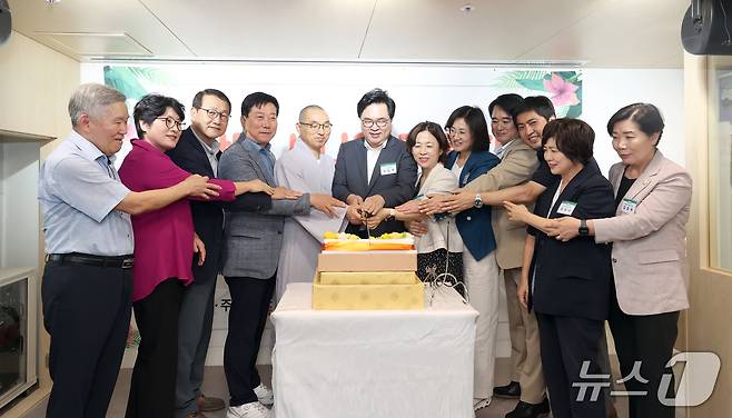 박일하 동작구청장(가운데)이 지난 18일 '낭만 시니어 라운지' 개소식에 참석해 내빈들과 축하 떡케이크를 자르고 있다.(동작구 제공)