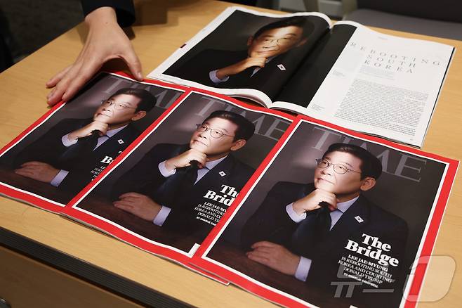 대통령실은 이재명 대통령이 취임 100일을 맞아 지난 3일 미국 타임(TIME) 매거진 아시아지역 상임편집장 찰리 캠벨과 특집 기사 인터뷰를 진행했다고 18일 밝혔다. “한국을 리부트(재가동)하는 이재명 대통령의 계획” 제목의 첫 번째 특집 기사는 이재명 대통령의 대통령실 입성의 순간부터, 양극화된 정치 환경에서 가교 역할을 하겠다는 대통령의 의지와 함께 한국을 재가동시키려는 계획 등을 소개한다. 사진은 서울 용산 대통령실 청사에서 공개된 타임지. 2025.9.18/뉴스1 ⓒ News1 이재명 기자