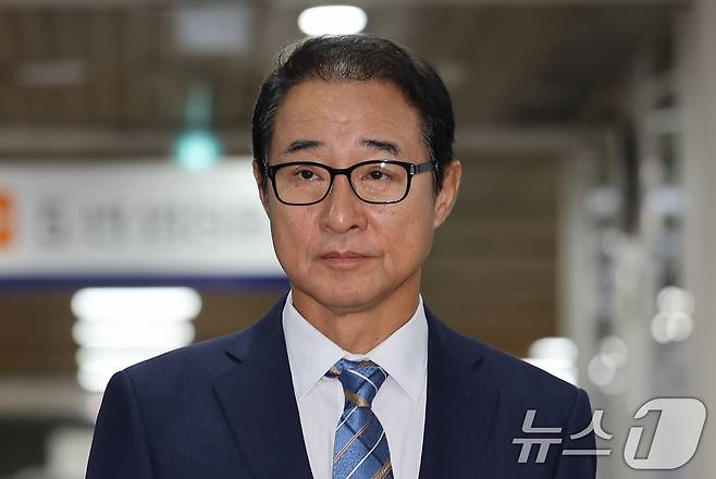 이성만 전 더불어민주당 의원이 19일 오후 서울 서초구 서울고등법원에서 열린 더불어민주당 전당대회 돈봉투 사건 관련 정치자금법위반 등 2심 선고에 출석하고 있다. 2025.9.19/뉴스1 ⓒ News1 장수영 기자