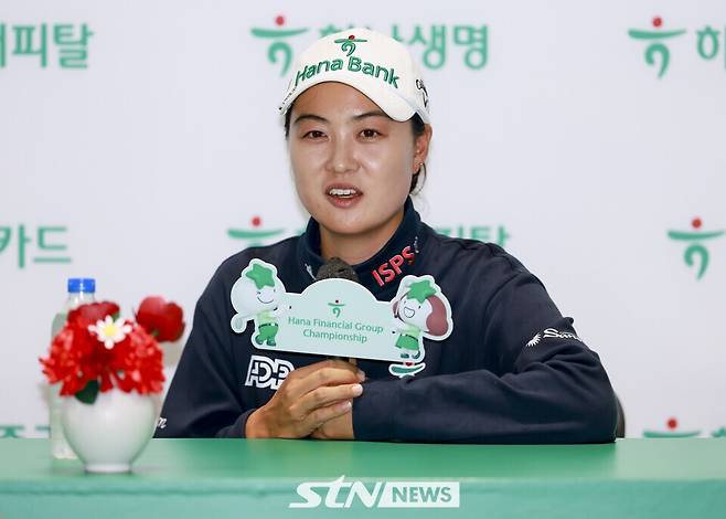 19일 인천 베어즈베스트 청라 골프클럽(파72)에서 열린 '한국여자프로골프(KLPGA)투어 하나금융그룹 챔피언십(총상금 15억 원)' 2라운드 공동 2위로 마친 이민지가 인터뷰를 하고 있다. /사진=손진현 기자