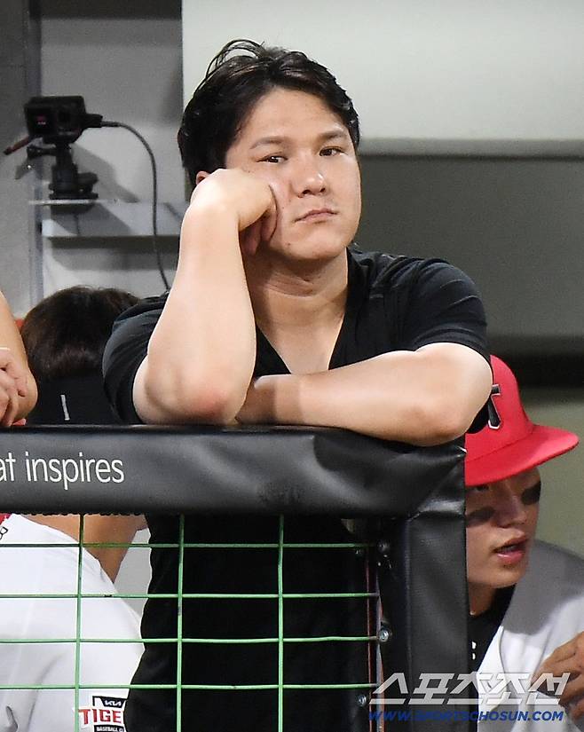 17일 광주 기아챔피언스필드에서 열린 한화-KIA전. 3회초 수비 실책을 범한 후 교체된 2루수 김선빈이 더그아웃에서 경기를 지켜보고 있다. 광주=정재근 기자 cjg@sportschosun.com/2025.9.17/