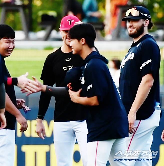 거인들의 정상화담에 정우주도 당당히 합류해 환영받았다. 영상=정재근 기자 cjg@sportschosun.com