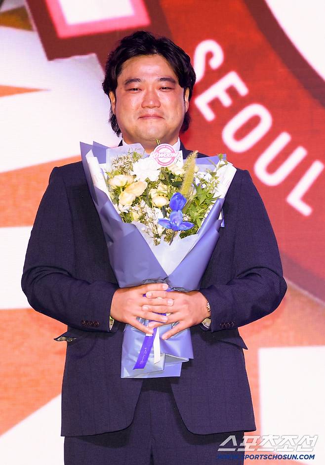 2026 KBO 신인 드래프트가 17일 서울 롯데호텔월드에서 열렸다. 키움에 1라운드 지명된 북일고 박준현이 소감을 말하는 사이 박석민 코치가 눈물을 흘리고 있다. 잠실=박재만 기자 pjm@sportschosun.com/2025.09.17/