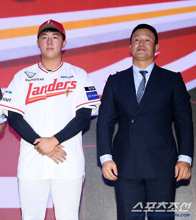 2026 KBO 신인 드래프트가 17일 서울 롯데호텔월드에서 열렸다. SSG에 1라운드 지명된 대구고 김민준, 김재현 단장이 기념촬영을 하고 있다. 잠실=박재만 기자 pjm@sportschosun.com/2025.09.17/