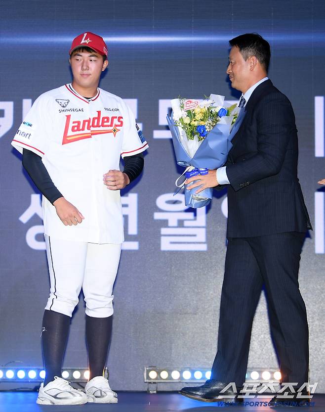 2026 KBO 신인 드래프트가 17일 서울 롯데호텔월드에서 열렸다. SSG에 1라운드 지명된 대구고 김민준, 김재현 단장이 기념촬영을 하고 있다. 잠실=박재만 기자 pjm@sportschosun.com/2025.09.17/