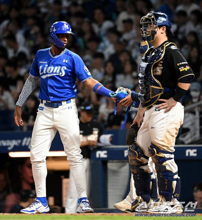 18일 창원NC파크에서 열린 삼성과 NC의 경기, 9회초 1사 2,3루 삼성 디아즈가 고의4구로 진루하고 있다. 창원=허상욱 기자wook@sportschosun.com/2025.09.18/